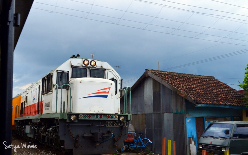 Kereta Melintas