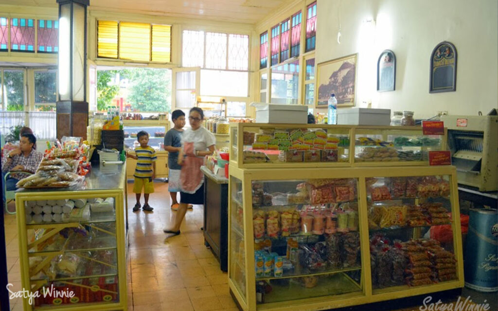 Camilan Toko Es Krim Oen