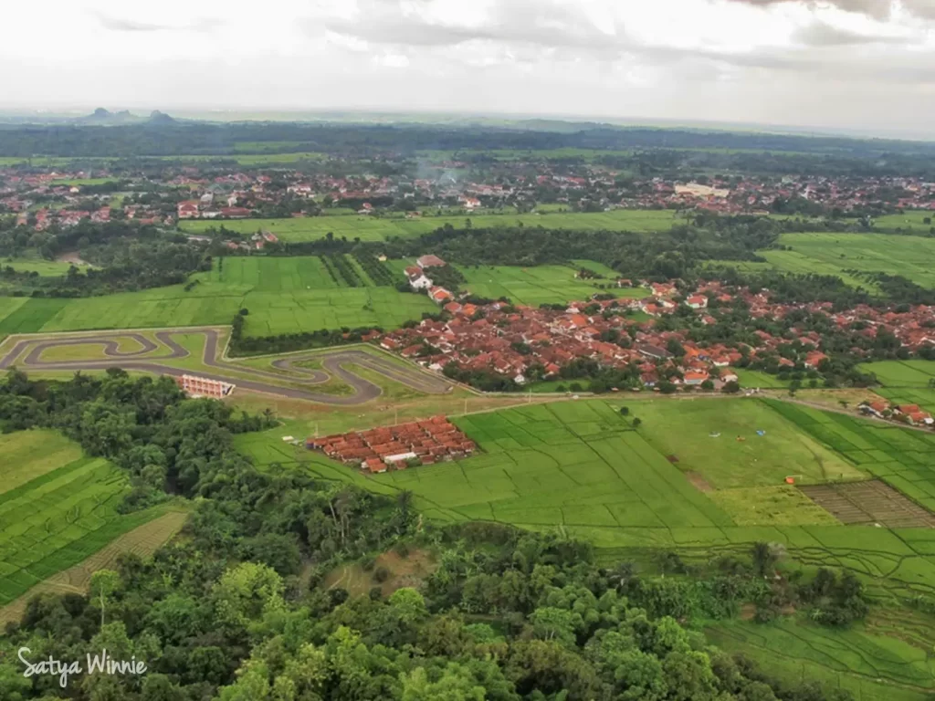Pemandangan saat Paragliding