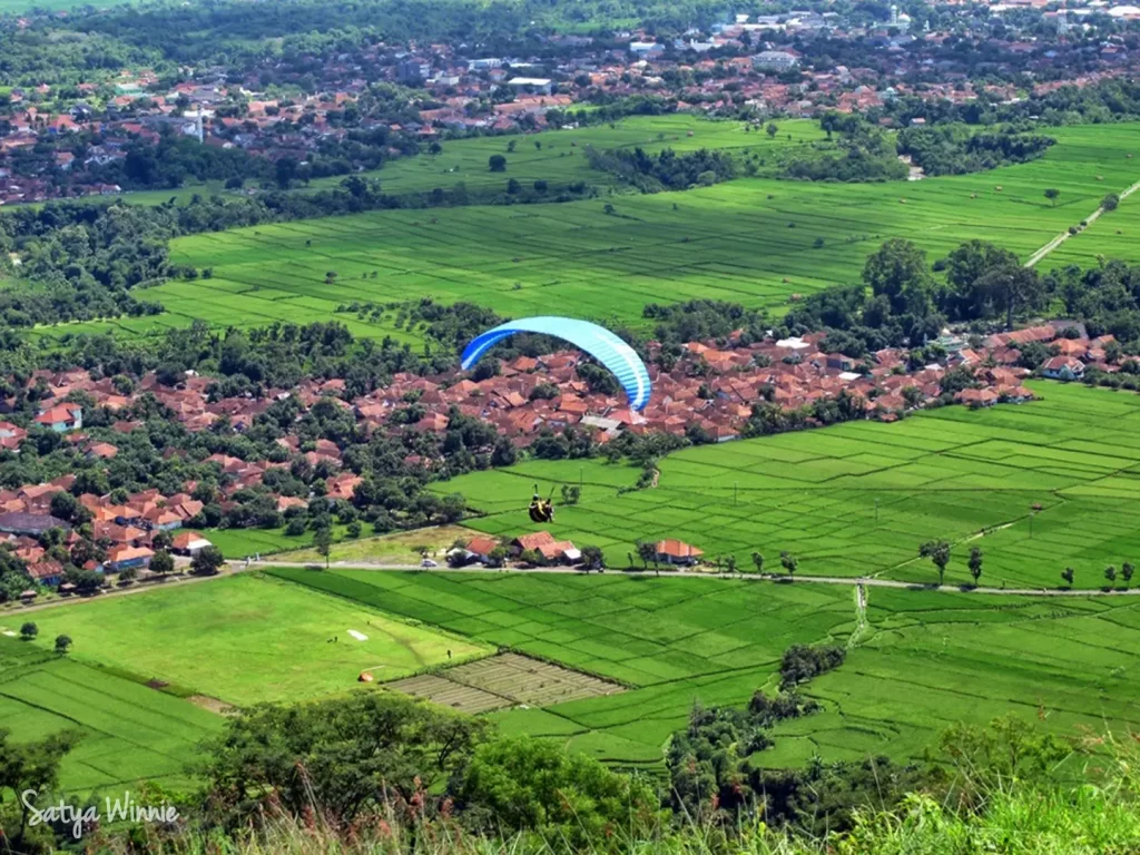 Pemandangan saat olahraga Paralayang