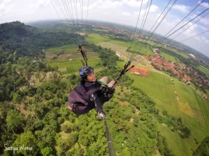 Satya Winnie Paralayang di Gunung Panten