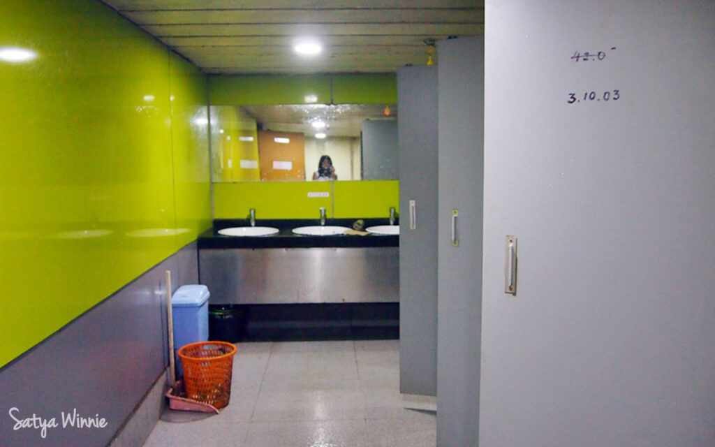Kamar mandi di Pelni