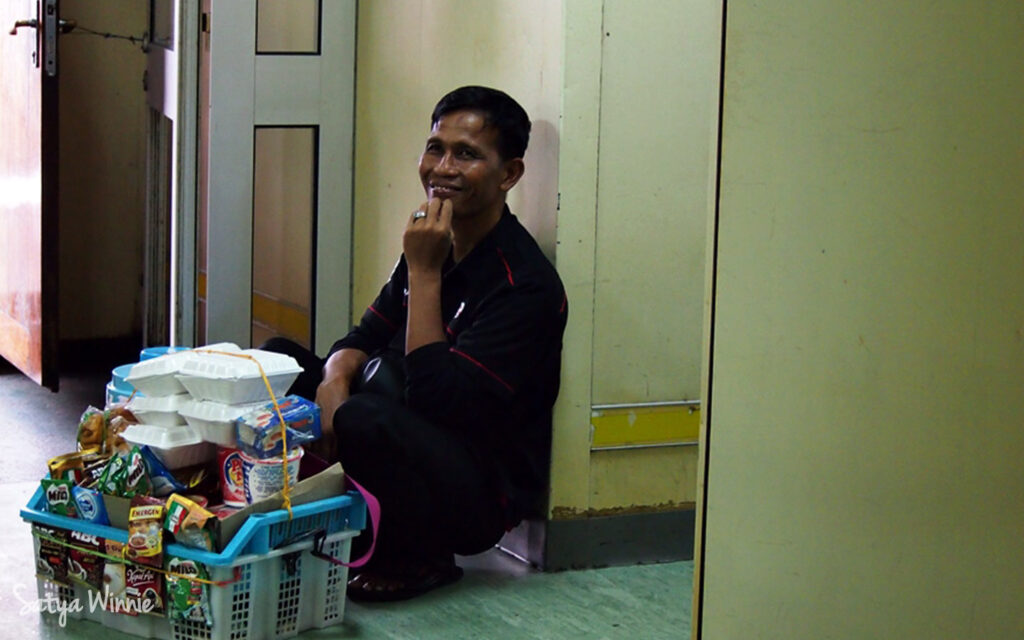 Pedagang keliling di kapal