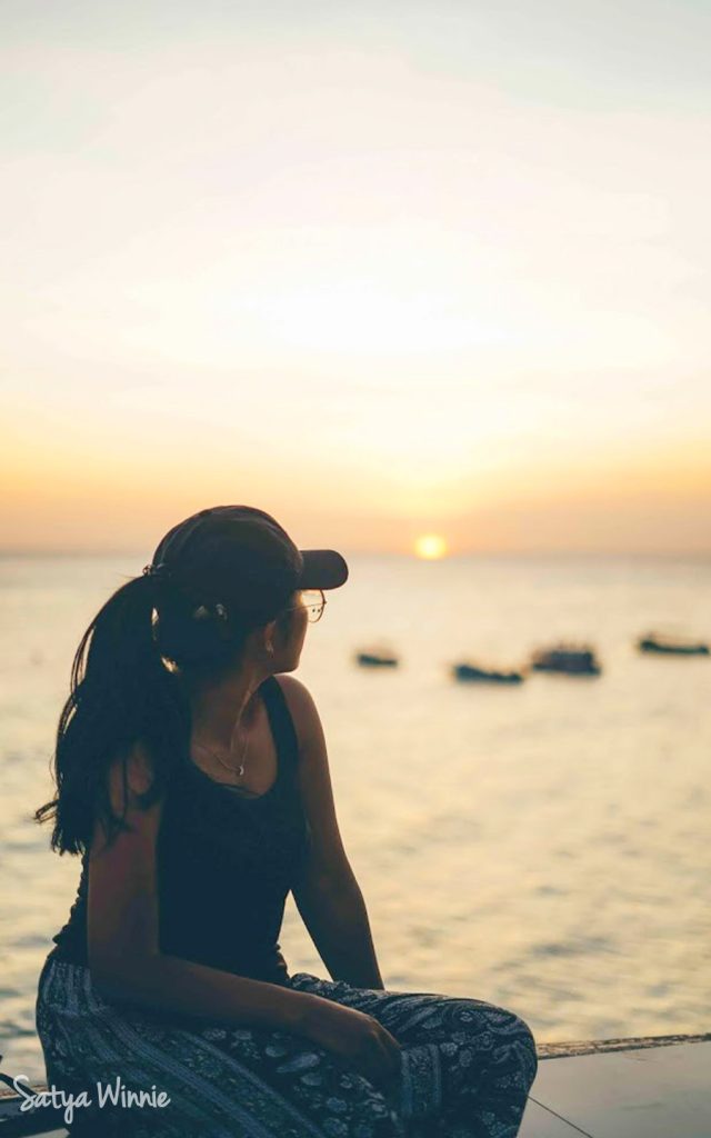 Satya Winnie dengan matahari senja